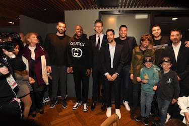 Marc Gasol, Earvin "Magic" Johnson, Pau Gasol, José Manuel Calderón, Felipe Reyes, ,Raül López Molist, Juan Alberto Hernangómez Geuer y Juan Carlos Navarro.
