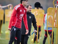 Muneta sonríe durante un entrenamiento del Mirandés.