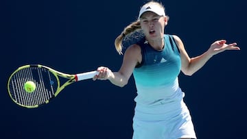 Wozniacki cruises, Keys survives in Charleston