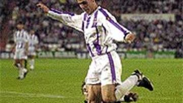 Hierro y Sales, en el penalti.