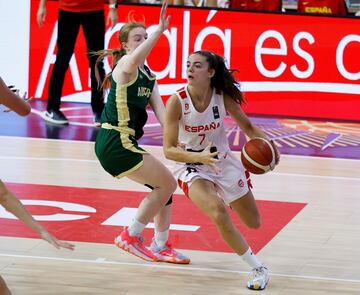 Marina Aviñoa (19 años y 1,81 metros) jugando con la selección española sub19 de Baloncesto