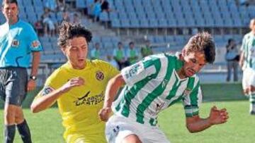 <b>BUEN PARTIDO. </b>El ccapitán blanquiverde Asen protege la pelota ante el acoso de un rival amarillo.