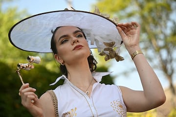 Una espectadora posa para los fot¨®grafos durante el Ladies Day, tercer d¨ªa de las carreras de caballos en el Royal Ascot.