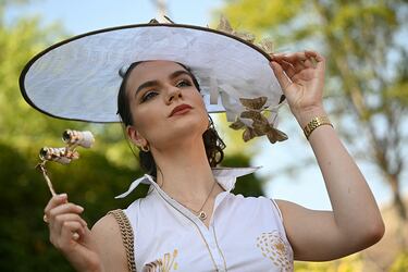 Una espectadora posa para los fotógrafos durante el Ladies Day, tercer día de las carreras de caballos en el Royal Ascot.