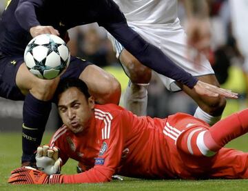 Champions league. Real Madrid - Tottenham. Keylor Navas choca con un contrario en un lance del encuentro.(DVD 867)