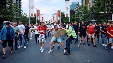 Un aficionado del Manchester City tiene un altercado con un policía del MET a su llegada al partido de fútbol de la final de la FA Cup inglesa entre el Manchester City y el Manchester United en el estadio de Wembley, en Londres, el 25 de mayo de 2024.