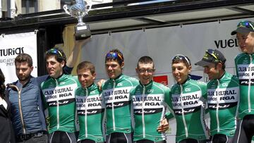Varios de los ciclistas del equipo Caja Rural, invitado a la Vuelta a Espa&ntilde;a, en el podio de la Vuelta Asturias que gan&oacute; su corredor Hugh Carthy.