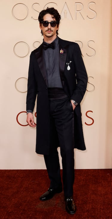 Milo Manheim posa en la alfombra roja del Dolby Theatre.