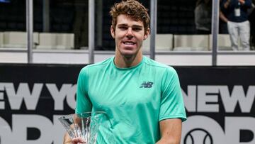 Reilly Opelka posa con el trofeo de campeón del New York Open.