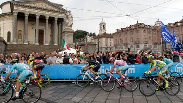 El pelotón, al paso por Turín en la última etapa del Giro de Italia 2016.