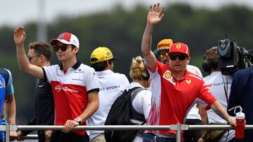 Ferrari's Finnish driver Kimi Raikkonen (R) and Sauber F1's Monegasque driver Charles Leclerc (L) wave from a truck during a parade ahead of the Formula One Grand Prix de France at the Circuit Paul Ricard in Le Castellet, southern France, on June 24, 2018. / AFP PHOTO / GERARD JULIEN
PUBLICADA 28/06/18 NA MA38 4COL