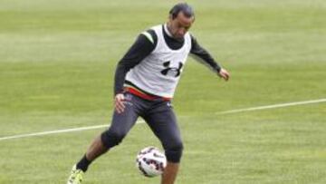 El jugador de Colo Colo Luis Pedro Figueroa juega el bal&Atilde;&sup3;n durante el entrenamiento en el estadio Monumental de Santiago.