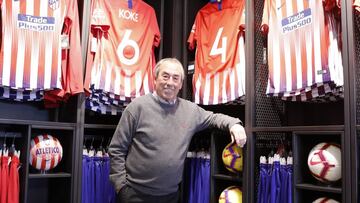 Adelardo posa junto a la camiseta de Koke. 