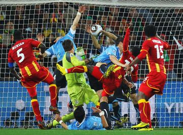 En los cuartos de final Uruguay se enfrentaba a Ghana y en el minuto 119 un remate tras córner de la selección africana iba camino de cruzar la línea de gol pero Luis Suárez despejó el balón con las manos. Expulsión y penalti que falló Asamoah Gyan y el partido acabó en la tanda de penaltis donde se impuso Uruguay. Suárez se perdió la semifinal ante Países Bajos donde perdió Uruguay 3 a 2.