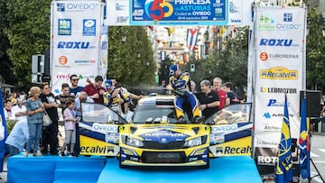 Cohete Su&aacute;rez celebra su victoria en su rally de casa.