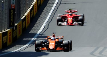 Kimi Raikkonen tras el monoplaza de Fernando Alonso durante la clasificaci¨®n del GP de Azerbaiy¨¢n.