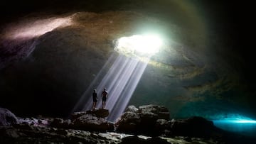 Hermanos Florence en una cueva en el Pacífico