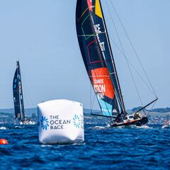 La flota iza las velas para navegar hacia La Haya