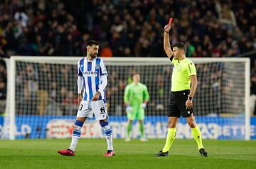 El árbitro Gil Manzano enseña la tarjeta roja a Brais Méndez. El colegiado, tras  revisar en el VAR la entrada a Sergio Busquets, expulsa al jugador gallego.