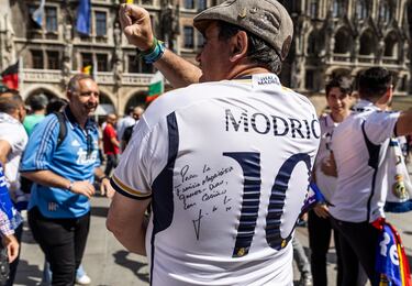 Los aficionados madridistas disfrutan de un buen día en Marienplatz, la plaza central de Múnich. 