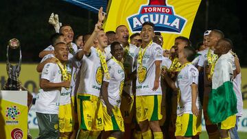 El plantel de Leones celebrando el título del Torneo Águila II-2017 y el ascenso a la primera división del fútbol colombiano.