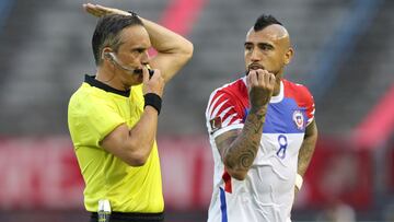 CARACAS, VENEZUELA - NOVEMBER 17: Referee Patricio Loustau argues with Arturo Vidal of Chile during a match between Venezuela and Chile as part of South American Qualifiers for World Cup FIFA Qatar 2022 at Estadio Olímpico on November 17, 2020 in C