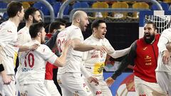 Cairo (Egypt), 31/01/2021.- Players of Spain celebrate after winning the Bronze Medal match between Spain and France at the 27th Men's Handball World Championship in Cairo, Egypt, 31 January 2021. (Balonmano, Egipto, Francia, España) EFE/EPA/KHALED ELFIQI