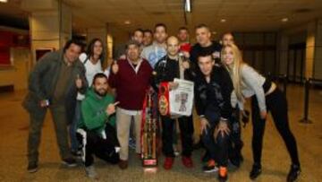 Kiko, en Barajas, con aficionados y la página de AS sobre su victoria.