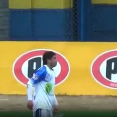 El viral del fútbol chileno: ¡un hincha demoró un partido por esta caída y baile!