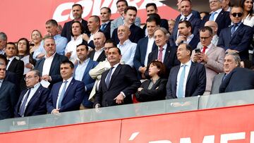 La cúpula del Granadan en el palco contra el Real Madrid. En el centro García Amado y Yang.