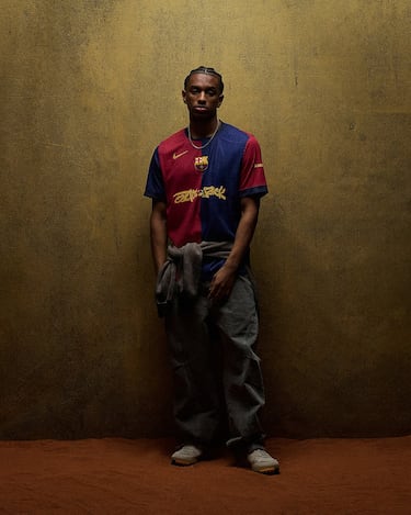 Alejandro Balde con la nueva camiseta del Fútbol Club Barcelona que lucirá durante el Clásico del  el próximo 11 de mayo.