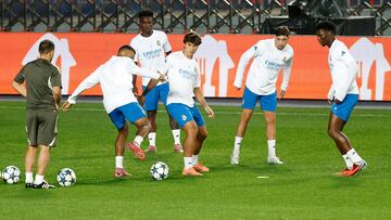 29/09/25 ENTRENAMIENTO REAL MADRID
GRUPO KYLIAN MBAPPE VINICIUS JR GONZALO GARCIA FEDE VALVERDE AURELIEN TCHOUAMENI