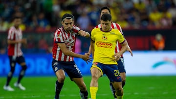 AME6905. HOUSTON (ESTADOS UNIDOS), 13/10/2024.- Richard Sánchez (d) de América disputa el balón con Ricardo Marín de Chivas, este domingo durante un partido amistoso disputado en el estadio NRG, en Houston (Estados Unidos). EFE/ Carlos Ramírez