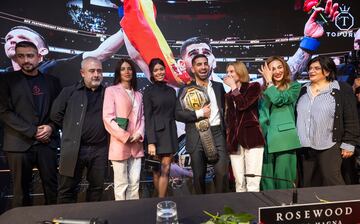 Ilia Topuria muestra el cinturón de campeón de la UFC en la rueda de prensa en el Hotel Rosewood Villa Magna.