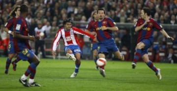 Agüero marca el 4-1 al Barcelona en el partido de liga del 1 de marzo de 2008.