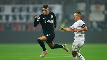 Soccer Football - Champions League - Group D - Eintracht Frankfurt v Olympique de Marseille - Deutsche Bank Park, Frankfurt, Germany - October 26, 2022 Eintracht Frankfurt's Jesper Lindstrom in action with Olympique de Marseille's Valentin Rongier REUTERS/Kai Pfaffenbach