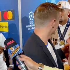 Empieza a hablar Kroos en zona mixta y el clan brasileño irrumpe con baile y el trofeo