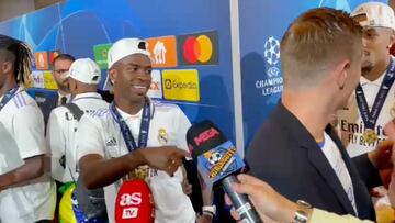 Empieza a hablar Kroos en zona mixta y el clan brasileño irrumpe con baile y el trofeo