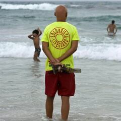 Un socorrista de 20 años, ingresado en la UCI por coronavirus