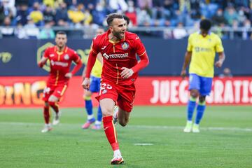 En enero volvi¨® a Espa?a, cerca de su Parla natal, y cay¨® de pie en Getafe. Tres goles y una asistencia en sus cinco primeras jornadas, con el plus a?adido que en la primera apenas jug¨® seis minutos. Suficientes para estrenarse. Lucha con Sandro por ser el acompa?ante de Enes ?nal, l¨ªder del renacido equipo azul¨®n. No ha visto porter¨ªa ante Alav¨¦s, Espanyol y Valencia, pero su cesi¨®n camina por la senda del ¨¦xito hasta el momento.