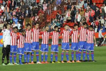 El once inicial del Sporting durante el minuto de silencio antes del comienzo del Sporting de Gijón - Girona.