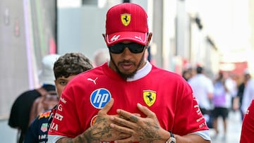 Lewis Hamilton llega al paddock del GP de Arabia Saudí.