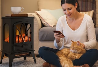 Sin humo, obras o ruido: la chimenea eléctrica con efecto llama que enamora estas navidades (y las siguientes)