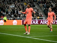 Barcelona's Spanish forward #10 Lamine Yamal celebrates scoring the team's first goal during the UEFA Champion's League, round of 16 football match between Newcastle United and FC Barcelona at St James' Park in Newcastle-upon-Tyne, north east England on March 10, 2026. (Photo by Paul ELLIS / AFP)