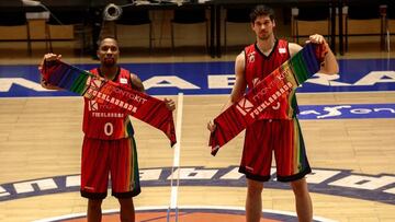 Rowland y Chema González, con la indumentaria contra la homofobia, la transfobia y la bifobia.