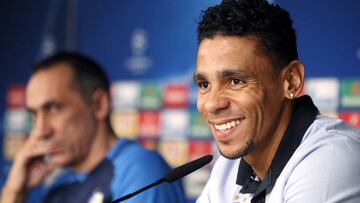 GRA410. MADRID, 12/09/2017.- El entrenador y jugador del Apoel FC, Giorgos Donis (i) e Igor De Camargo (d) respectivamente, durante la rueda de prensa que han ofrecido hoy en el estadio Santiago Bernabéu, de cara al partido de la primera jornada de la fase de grupos de la Liga de Campeones que el equipo disputa mañana contra el Real Madrid. EFE/JAVIER LOPEZ