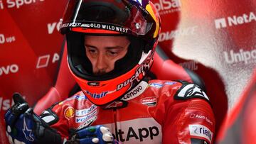 Andrea Dovizioso en el box de Ducati.