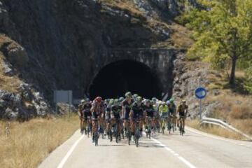 El pelot¨®n durante la novena etapa de la Vuelta Ciclista a Espa?a.