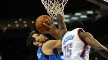 Jose Manuel Calderón intenta anotar ante Reggie Jackson.