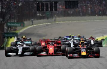 Max Verstappen, Sebastian Vettel y Lewis Hamilton tras la salida. 